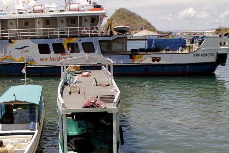 Dua kapal nelayan berlabuh di samping kapal wisata KMP Komodo milik PT Angkutan, Sungai, Danau dan Penyeberangan (ASDP) Ferry yang bersandar di Pelabuhan Ferry Labuan Bajo, Manggarai Barat, NTT, Jumat (30/11/2018). KMP Komodo yang sudah tiba di Labuan Bajo itu akan menjadi moda alternatif bagi masyarakat dan seluruh wisatawan yang hendak berwisata ke kawasan wisata Taman Nasional komodo (TNK).  