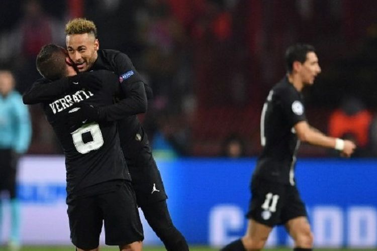 Neymar merayakan golnya bersama Ivan Rakitic pada pertandingan Red Star vs PSG di Stadion Rajko-Mitic dalam lanjutan Liga Champions, 11 Desember 2018. 