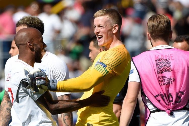 Jordan Pickford merayakan kemenangan timnya lewat adu penalti seusai pertandingan Swiss vs Inggris dalam perebutan posisi ke-3 UEFA Nations League di Stadion D. Alfonso Henriques, 9 Juni 2019. 