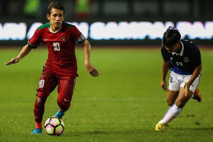 Pemain timnas Indonesia U-19 Egy Maulana Vikri melewati pemain timnas Kamboja U-19 di Stadion Patriot Candrabaga, Bekasi, Jawa Barat, Rabu (4/10/2017). Timas Indonesia U-19 Menang 2-0 melawan Timnas Kamboja U-19.
