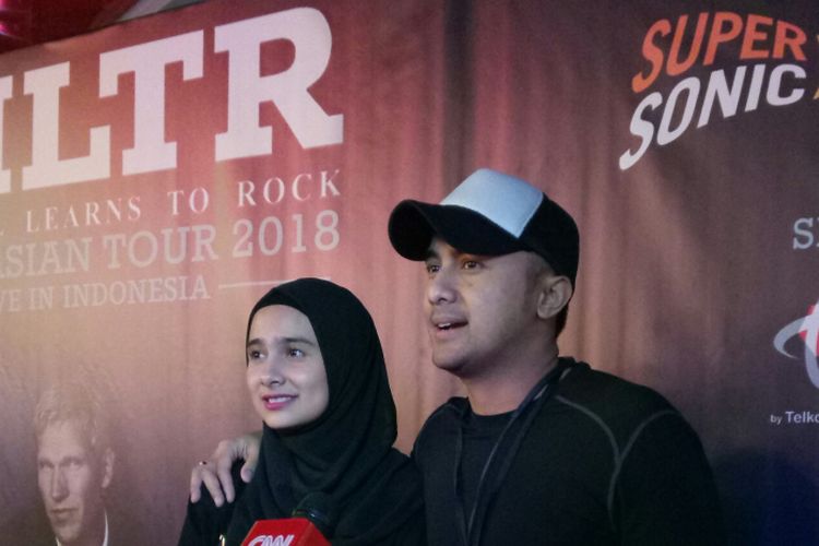 Seorang aktor yang kini menjabat sebagai Wakil Bupati Bandung Barat Hengky Kurniawan terlihat hadir bersama sang istri Sonya Fatmala dalam konser Michael Learns to Rock, Minggu (2/11/2018) malam kemarin.