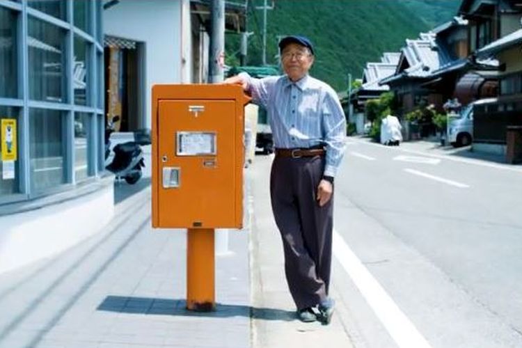 Matsumoto, penemu ide kotak pos bawah laut di Susami, Jepang. 