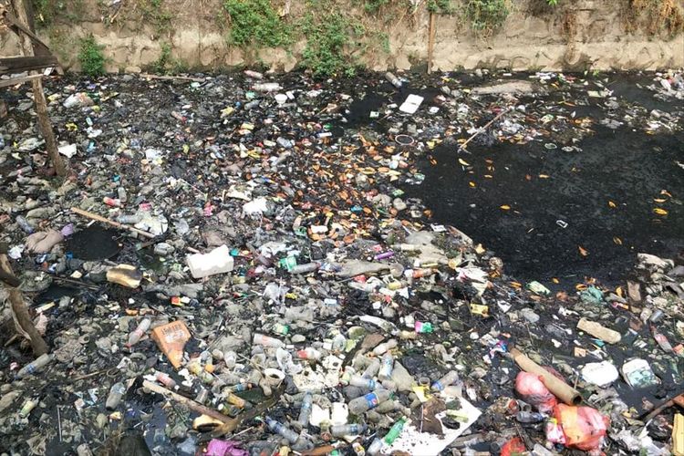 Tampak sampah plastik dan kemasan makanan memenuhi Kali Tegal Amba, Jakarta Timur, Selasa (9/7/2019).