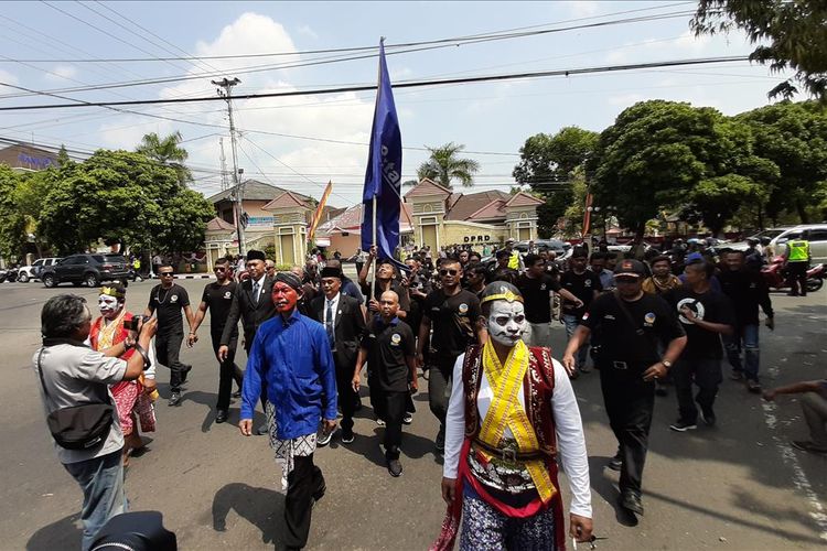 Jalan Kaki Dua Orang Anggota DPRD Gunungkidul Suharno dan Ryan Eko Wibowo