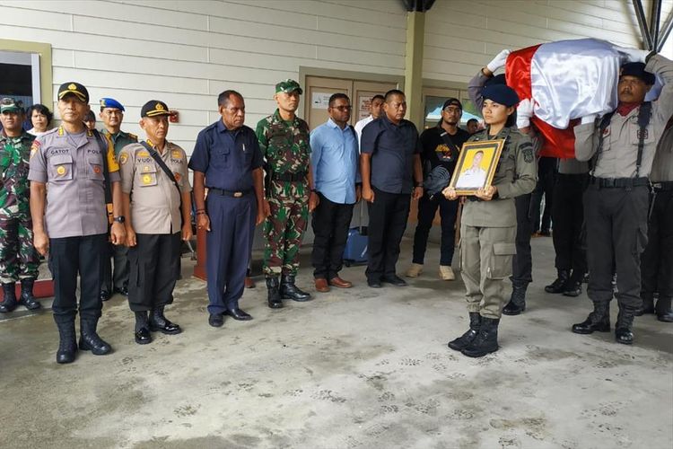 Kapolda Papua Irjen Pol. Rudolf A. Rodja memimpin upacara pelepasan jenazah Brigadir Anumerta Hedar, Selasa (13/8/2019). IRSUL PANCA ADITRA