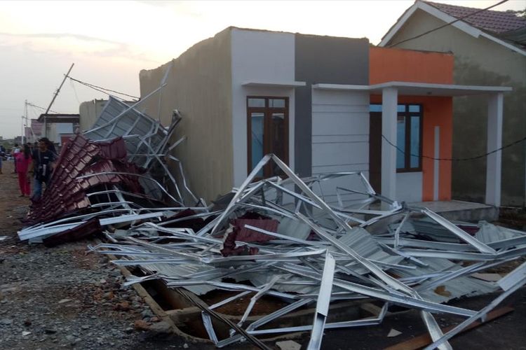 Bencana alam puting beliung melanda kawasan perumahan di Jalan Ampera Raya, Kecamatan Sungai Ambawang, Kabupaten Kubu Raya, Kalimantan Barat, Selasa (13/8/2019) petang. Sedikitnya 60 rumah dan 11 kios toko satu lantai rusak parah.