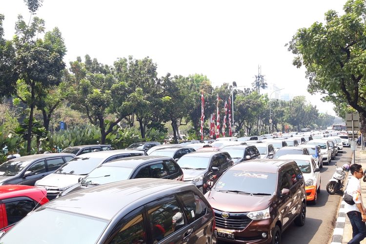 Demo pengemudi taksi online di depan Balai Kota, Jalan Medan Merdeka Selatan, Jakarta Pusat, menuntut pengecualian dalam ganjil genap, Senin (19/8/2019)