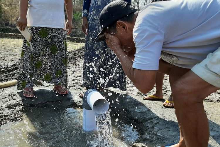 Warga Membasuh Muka dari Sumber Air di Dusun Widoro Lor, Bendung, Semin, Gunungkidul, Yogyakarta Rabu (20/8/2019)