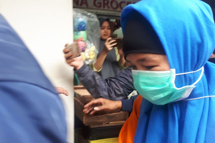 Tersangka pembunuhan Aulia Kesuma (AK) saat rekonstruksi di Apartemen Kalibata City, Jakarta Selatan, Kamis (5/9/2019).