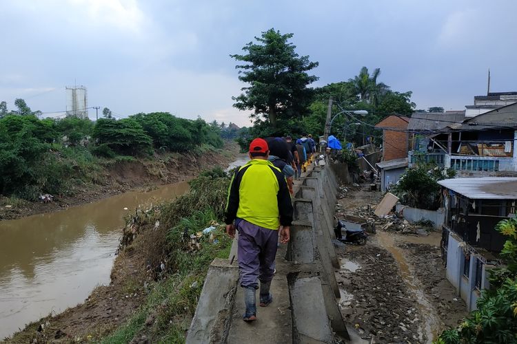 Perumahan Pondok Gede Permai (kanan) berada tepat di samping tanggul yang membatasi Kali Bekasi. Gambar diambil pada Januari 2020.