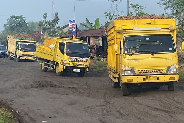 Jalan ruas di Simpang Randu, Lampung Tengah yang kondisinya rusak parah, Jumat (5/5/2023) pagi. 