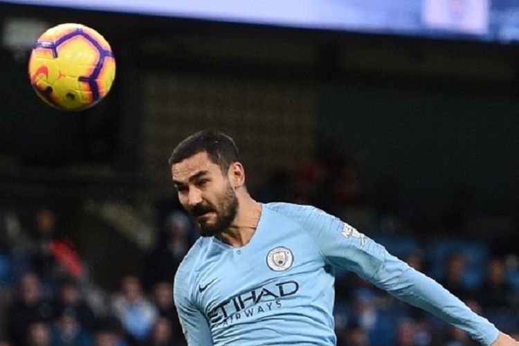 Ilkay Guendogan menyundul bola pada pertandingan Manchester City vs Crystal Palace dalam lanjutan Liga Inggris di Stadion Etihad, 22 Desember 2018. 