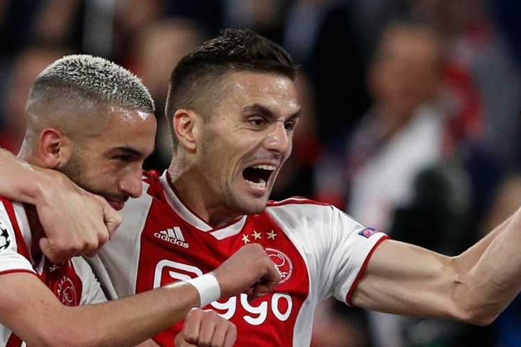 Dusan Tadic (kanan) merayakan gol Hakim Ziyech pada pertandingan Ajax Amsterdam vs Tottenham Hotspur di Johan Cruijff Arena, 8 Mei 2019. 
