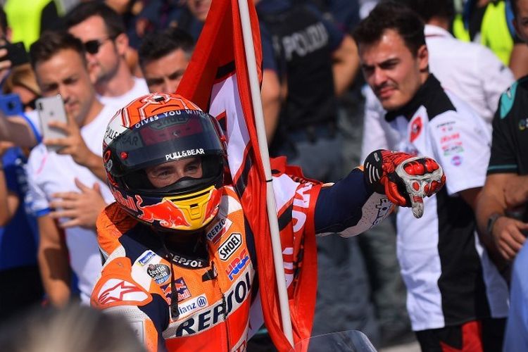 Marc Marquez merayakan gelar juara MotoGP San Marino di Misano, 15 September 2019. 