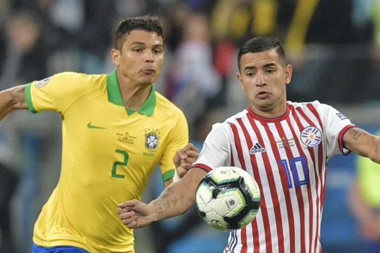 Thiago Silva dan Derlis Gonzalez mencoba mengejar bola dalam pertandingan Brasil vs Paraguay pada babak perempat final Copa America 2019 di Gremio Arena, 27 Juni 2019. 