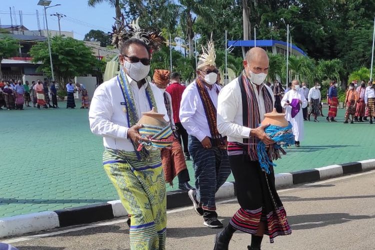 Tujuh bupati di Nusa Tenggara Timur (NTT) menyerahkan tanah dan air kepada Gubernur NTT Viktor Bungtilu Laiskodat, sebagai simbol dukungan  pembangunan ibu kota Republik Indonesia  Nusantara di Kalimantan Timur