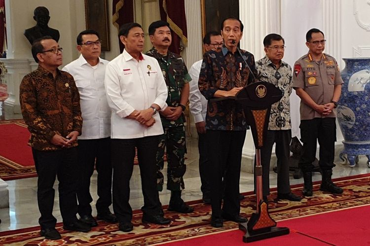 Presiden Joko Widodo menyikapi kerusuhan di sejumlah titik di Jakarta, di Istana Merdeka, Rabu (22/5/2019). Dalam jumpa pers tersebut, Jokowi didampingi Panglima TNI Marsekal Hadi Tjahjanto dan Kapolri Jenderal pol Tito Karnavian. Hadir pula Menteri Koordinator bidang Politik, Hukum dan Keamanan Wiranto, Kepala Staf Kepresidenan Moeldoko, Sekretaris Kabinet Pramono Anung dan Menteri Sekretaris Negara Pratikno. 