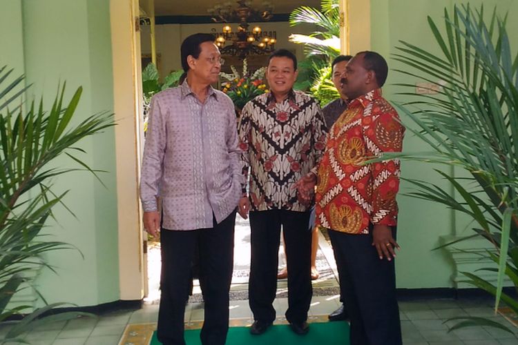 Bupati Puncak, Papua, Willem Wandik (paling kanan) melakukan pertemuan dengan Gubernur DI Yogyakarta, Sultan HB X (paling kiri) di Kepatihan, Jalan Malioboro, Kota Yogyakarta, Selasa (15/7/2017). 