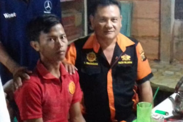 Acundra (21) warga Dusun 5, Desa Kertasari Kecamatan Karang Dapo, Kabupaten Musirawas Utara (Muratara), Sumatera Selatan, salah satu pelaku perampokan sopir taksi online ketika dijemput petugas disalah satu kediaman keluarganya.
