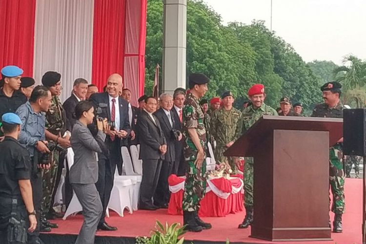 Presiden Joko Widodo dan Sultan Brunei Darussalam Sultan Haji Hassanal Bolkiah saat mengunjungi Mabes TNI Cilangkap, Jakarta Timur, Kamis (3/5/2018).