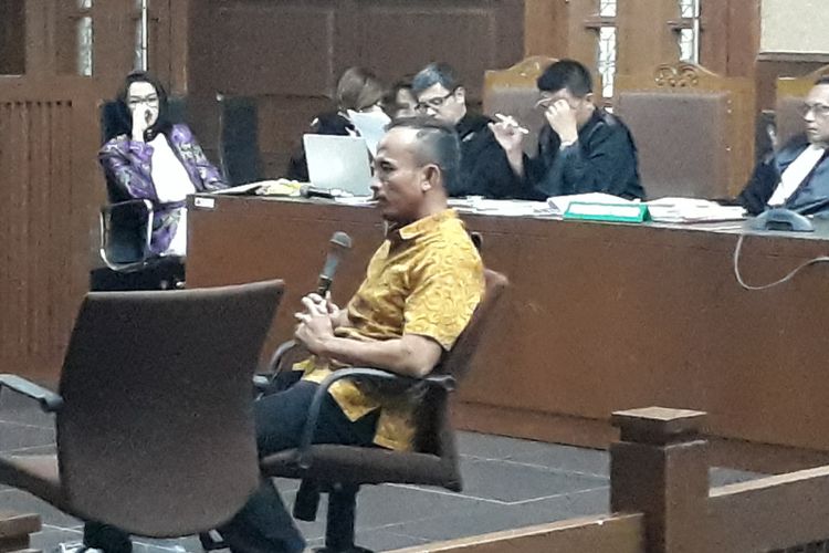 Mantan Kepala Bidang Bina Marga Dinas PU Kabupaten Kukar, Rudi Suryadinata saat bersaksi di Pengadilan Tindak Pidana Korupsi Jakarta, Rabu (11/4/2018). 
