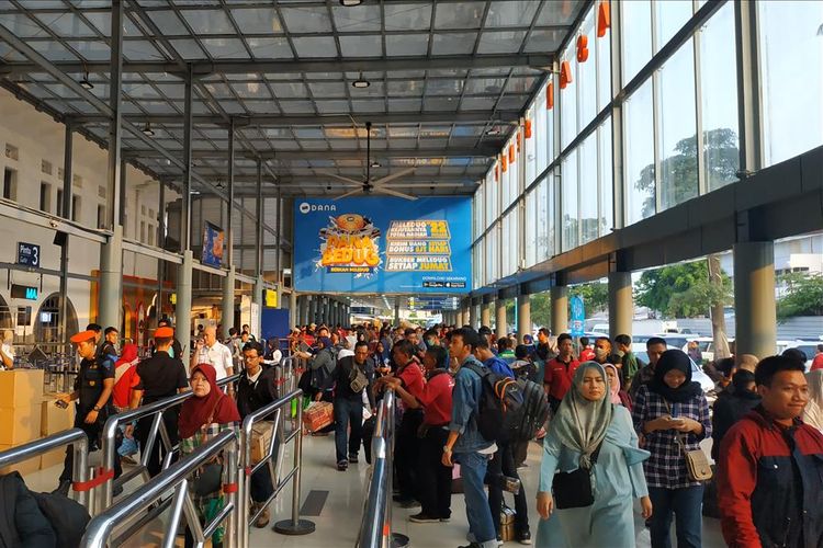 Stasiun Pasar Senen, Jakarta Pusat dibanjiri pemudik pada hari pertama penambahan kereta mudik, Minggu (26/5/2019).