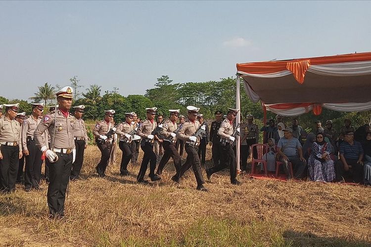 Polisi dan keluarga melaksanakan upacara pemakaman Bripka Rahmat Efendy secara militer di TPU, Jonggol, Desa Singasari, Kecamatan Jonggol, Kabupaten Bogor, Jumat (26/7/2019).