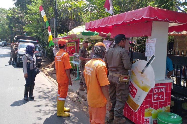 Petugas tertibkan PKL dan Ojol yang mangkal di trotoar di kawasan Lenteng Agung, Jakarta Selatan, Rabu (21/8/2019)