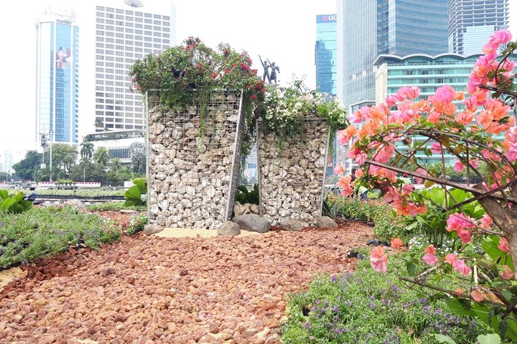Gabion, instalasi batu bronjong di Bundaran HI, Jakarta Pusat, Kamis (22/8/2019)
