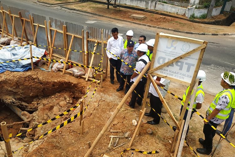 Kepala Balai Besar Wilayah Sungai Ciliwung-Cisadane (BBWSCC) Bambang Hidayah meninjau progres perbaikan tanggul Kali Bekasi di wilayah Kompleks Kemang Pratama, Rawalumbu, Bekasi, Rabu (18/9/2019).