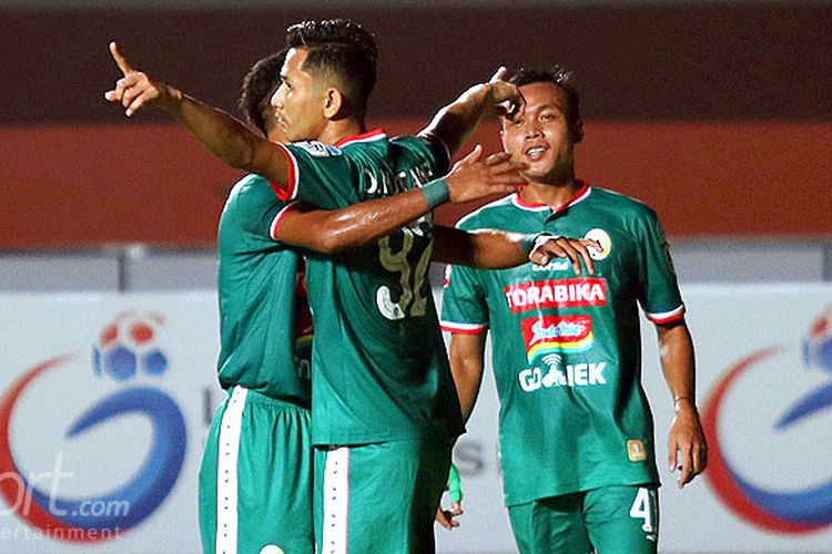 Pemain PSS Sleman, Dave Mustaine (92), merayakan gol bersama rekan setimnya saat melawan Blitar United dalam laga lanjutan Liga 2 2018 di Stadion Maguwoharjo, Sleman, Sabtu (21/7) malam WIB.