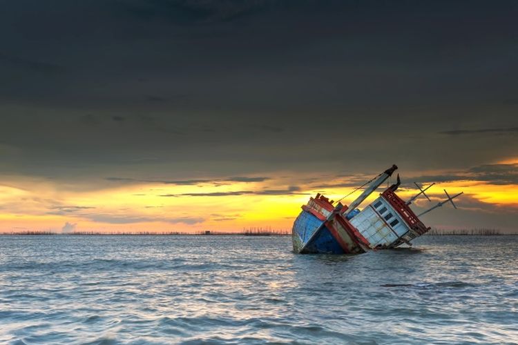 Kapal tenggelam.