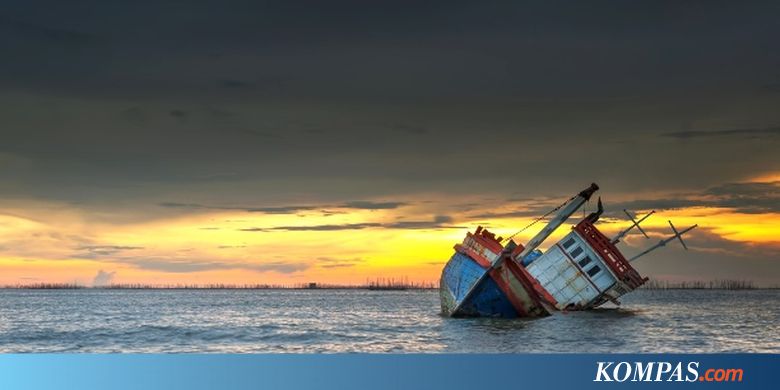 Kapal Nelayan Terbalik Diterjang Ombak di Laut Karawang, 4 