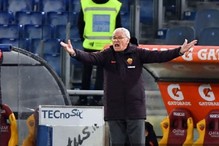 Pelatih AS Roma, Claudio Ranieri, bereaksi saat timnya melawan Empoli pada pertandingan Seri A Italia di Stadion Olympic, Roma, Sabtu 16 Maret 2019.