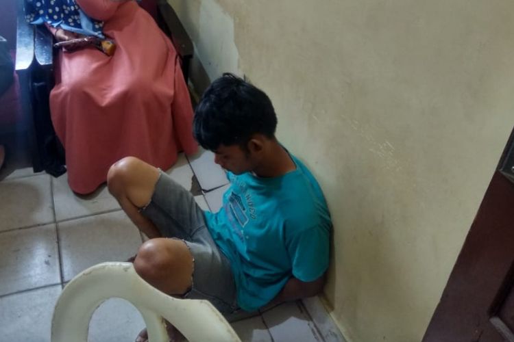 Daroni (21) pelaku begal payudara saat berada di Polsek Kemuning Palembang. Pelaku tertangkap massa saat beraksi di kawasan Jalan Rawa Jaya, saat korban sedang mencari rumah kos, Selasa ( 2/10/2018)