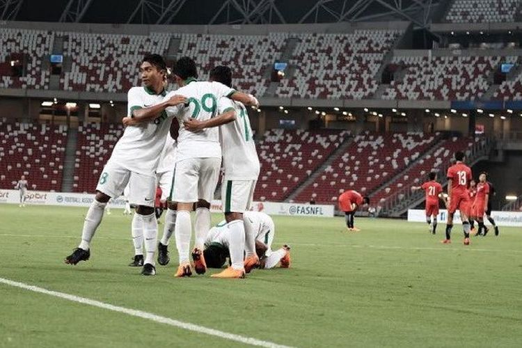 Para pemain tim nasional U-23 Indonesia merayakan gol ke gawang timnas U-23 Singapura pada pertandingan di Stadion Nasional, Rabu (21/3/2018).