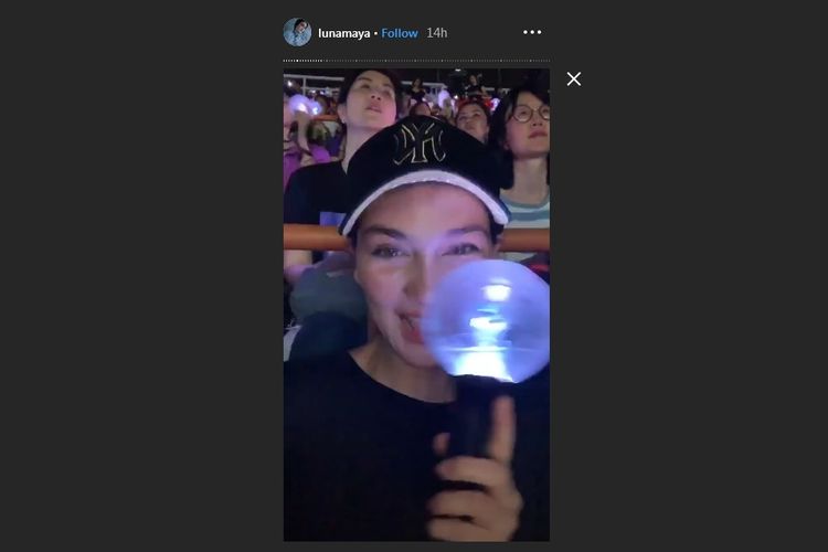 Luna Maya memamerkan official lightstick BTS sambil menonton konser idolanya itu di Rajamangala Stadium, Bangkok, Thailand.