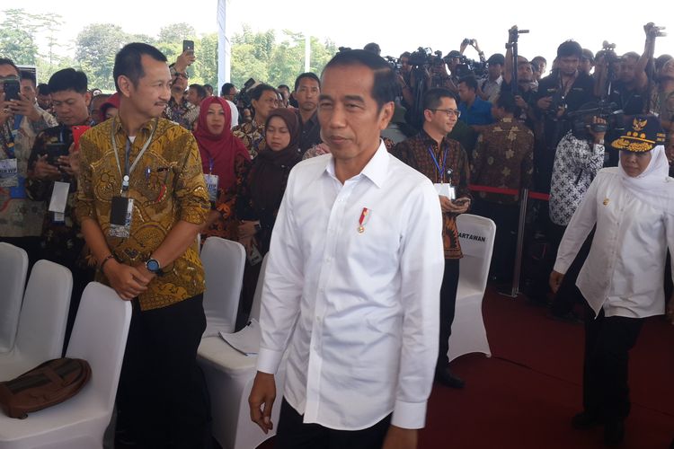 Presiden Joko Widodo saat mendatangi peresmian Tol Pandaan-Malang di pintu gerbang Singosari, Kabupaten Malang, Senin (13/5/2019) 