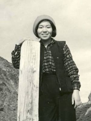 Junko Tabei berdiri di depan Gunung Yari di Pegunungan Alpen Utara Jepang, sekitar 1961. (COURTESY OF TABEI KIKAKU/LADIES CLIMBING CLUB)
