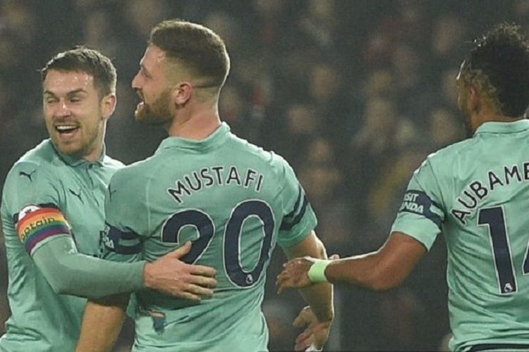 Shkodran Mustafi merayakan gol bersama rekan-rekannya pada duel Manchester United vs Arsenal di Stadion Old Trafford, 5 Desember 2018. 
