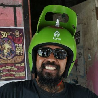 Agung Budi Triyono (40) pemilik Agungs Helm Retro menggunakan helm tabung gas melon 3 kg 