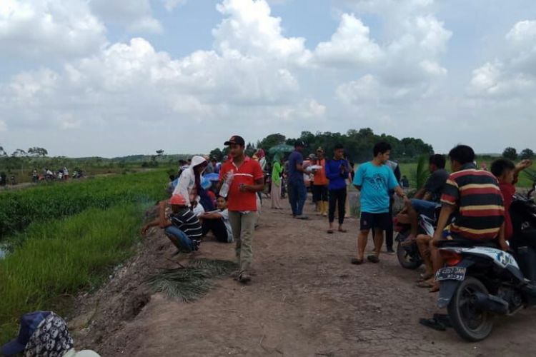 Puluhan warga di Banyuasin, SUmatera Selatan menonton evakuasi korban pemancing yang diterkam buaya