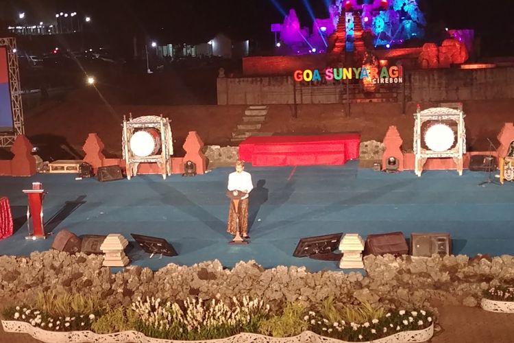 Presiden Joko Widodo menutup Festival Keraton Nusantara di Cirebon, Senin (18/9/2017) malam.