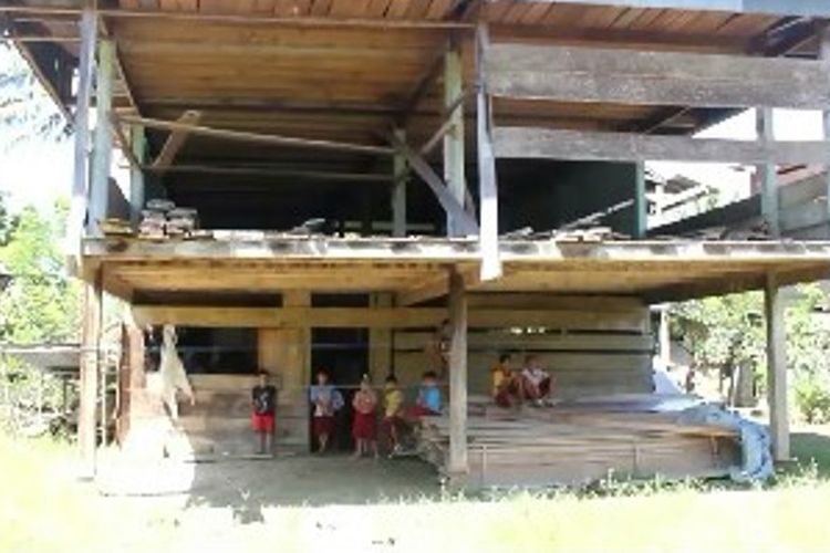 Miris, Sekolah Satu Atap Di Mateng Menumpang Belajar Di Kolong Rumah Warga