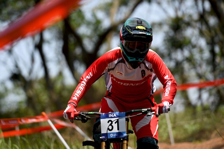 Atlet Downhill Putri, Tiara Andini Prastika, Raih Medali Emas