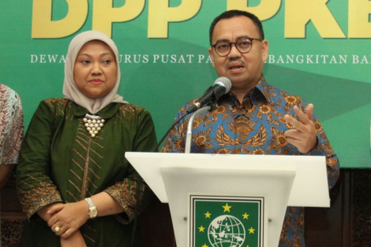 Bakal calon gubernur dan wakil gubernur Jawa Tengah Sudirman Said (tengah) dan Ida Fauziah (kedua kiri), Wasekjen PKB Daniel Johan (kiri), Ketua DPP PKB Marwan Jafar (kedua kanan) dan Sekjen Partai Gerindra Ahmad Muzani (kanan) melakukan deklarasi Calon Gubernur dan Wakil Gubernur untuk Jawa Tengah yang diusung Partai PKB di Kantor DPP Partai Kebangkitan Bangsa (PKB), Jakarta, Selasa (9/1/2018). Pasangan tersebut akan mendaftar ke Komisi Pemilihan Umum Daerah (KPUD) Jawa Tengah pada 10 Januari 2018 sebagai syarat untuk mengikuti pemilihan kepala daerah Jawa Tengah.