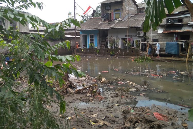 Genangan air masih ada di lokasi tanggul jebol di Jatipadang, Jakarta Selatan, Selasa (12/11/2017)