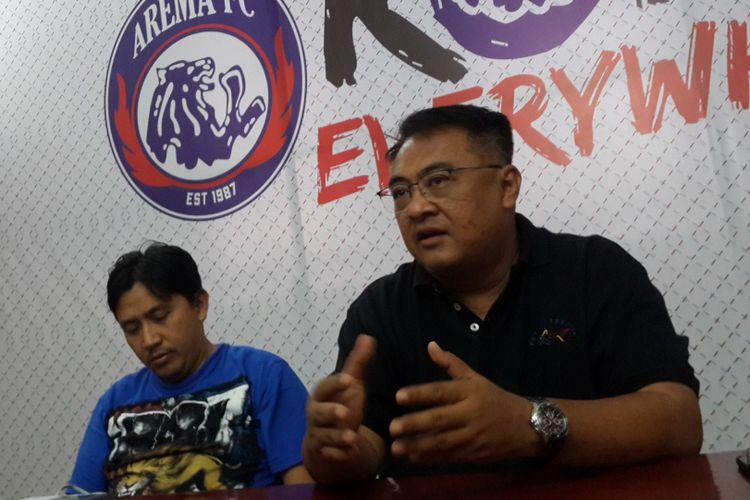 General Manager Arema FC, Ruddy Widodo (kanan) saat konferensi pers di Kantor Arema FC, Rabu (26/9/2018)
