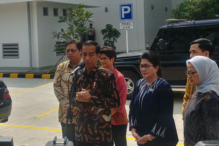 Presiden Joko Widodo usai meresmikan pabrik bahan baku obat dan produk biologi   di Cikarang, Selasa (27/2/2018).  Pabrik ini didirkan PT Kalbe Farma Tbk (Kalbe) melalui anak usaha PT Kalbio Global Medika (KGM).