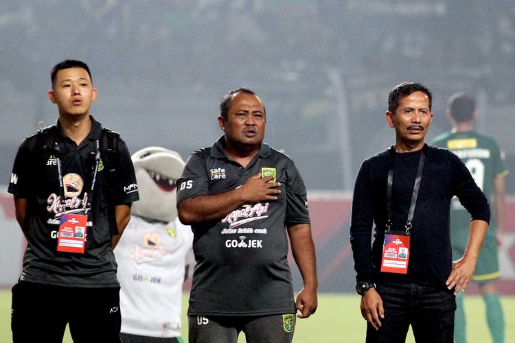 Pelatih Persebaya Surabaya, Djajang Nurdjaman (kanan).